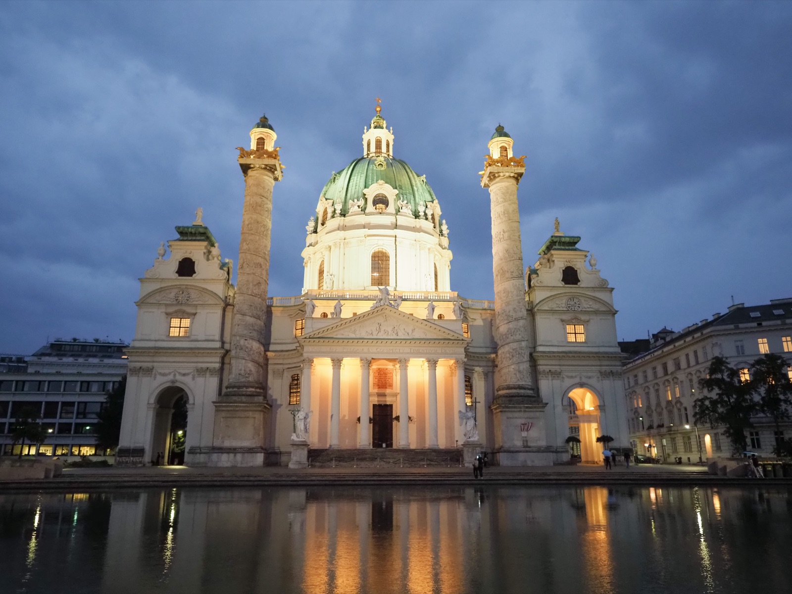 Karlskirche in Wien zur blauen Stunde